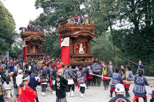 大きくて重たい山車をみんなで曳き廻します